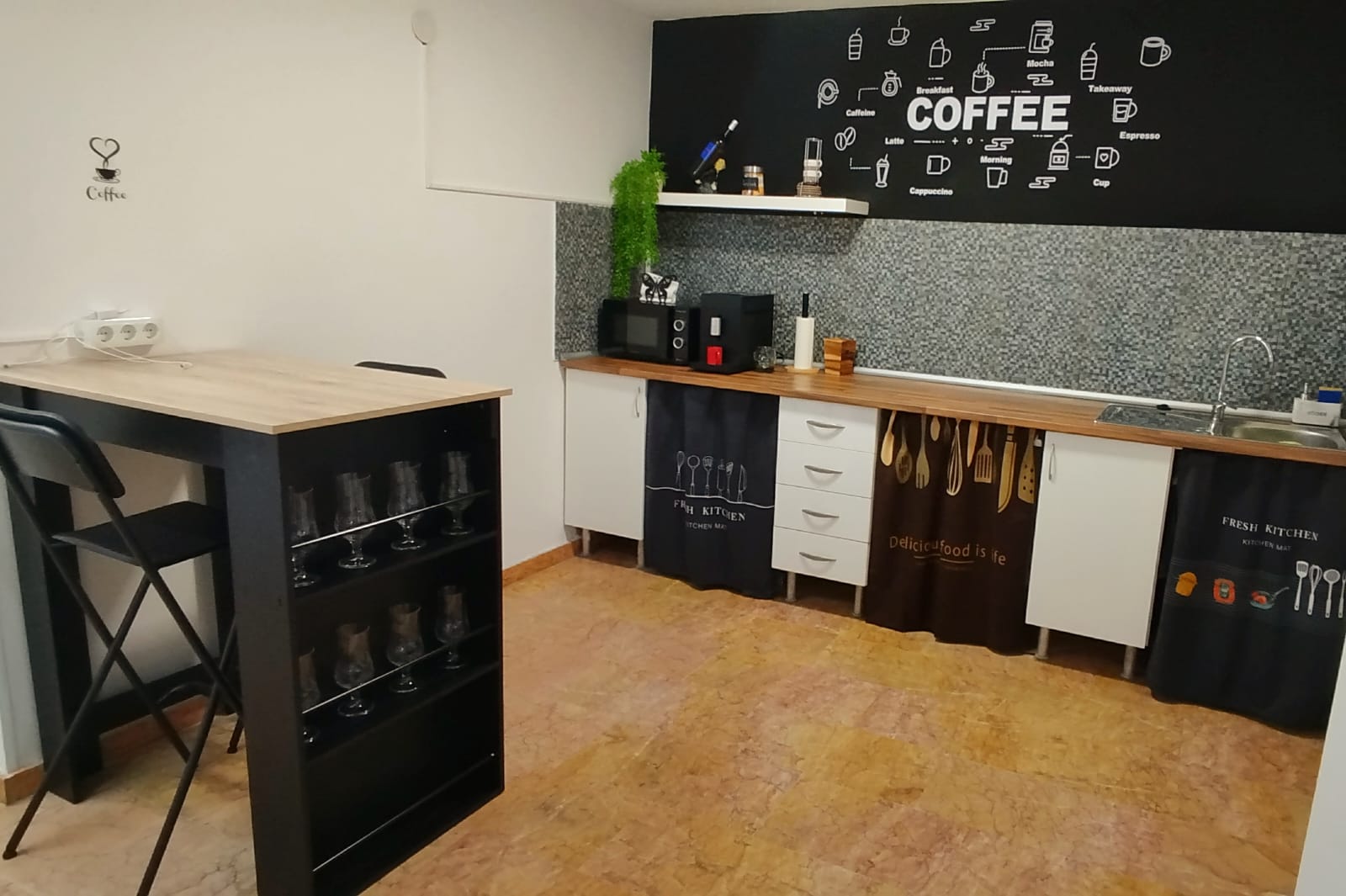 Cocina con cafetera y microondas